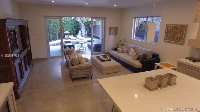 Building Photo - 2627 Lincoln Ave