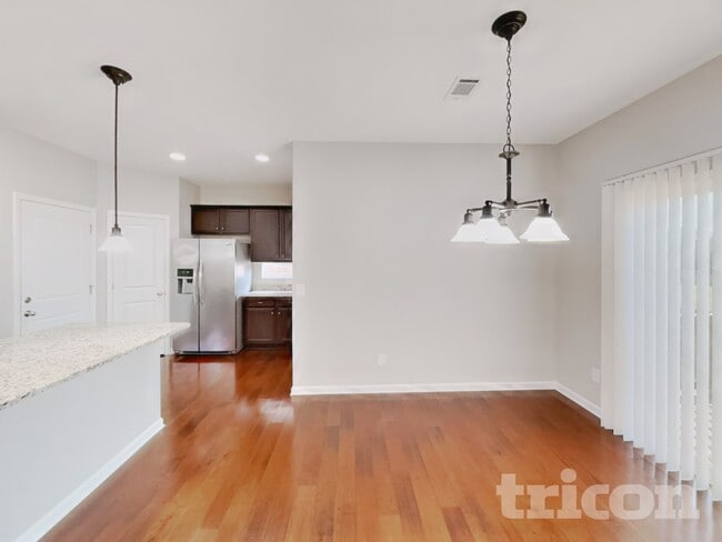 Building Photo - 1637 Robindale Dr