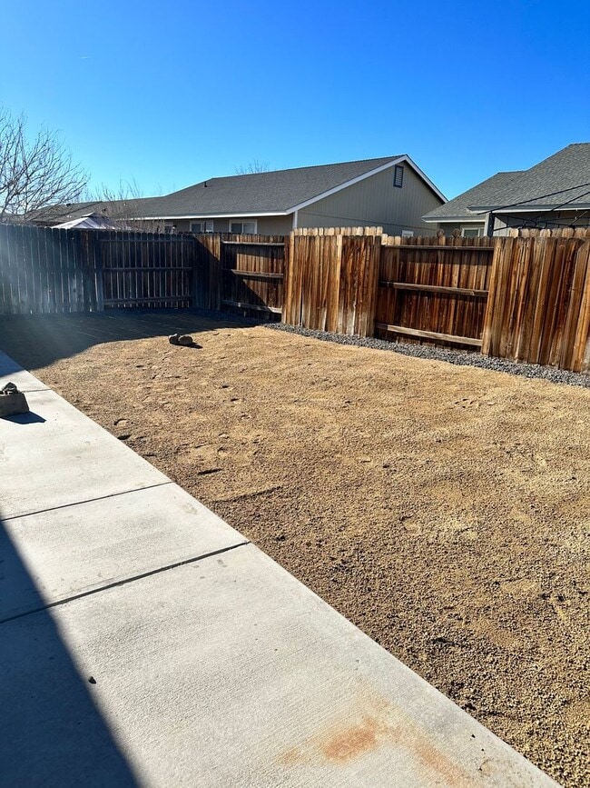 Building Photo - Charming 3 Bedroom Home