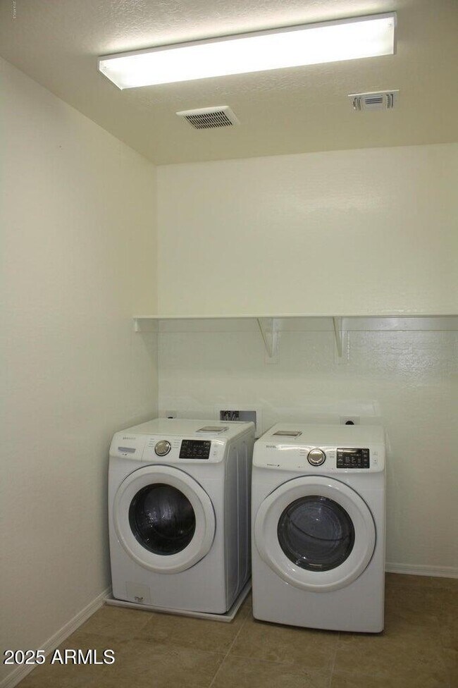 Foto del edificio - 2319 E Harwell Rd