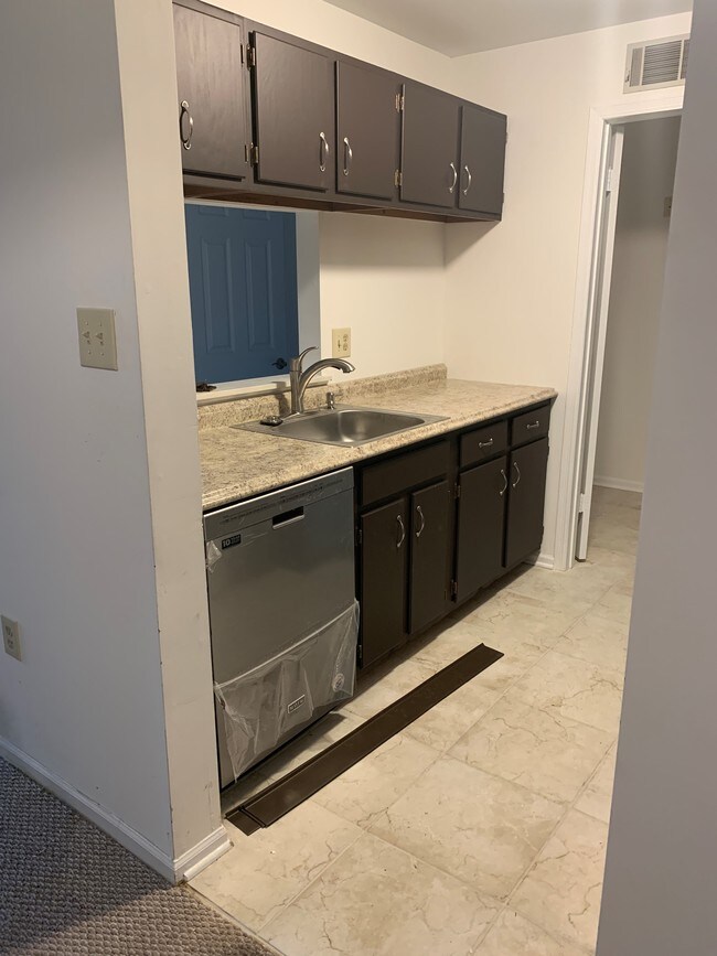 kitchen - 613 Poplar Ct