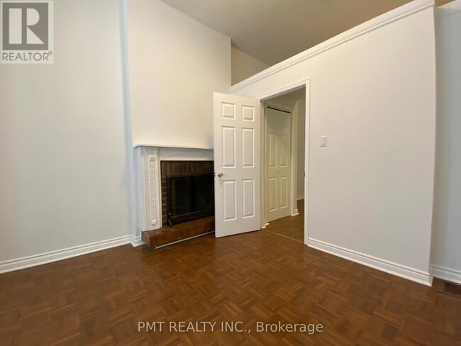 Building Photo - 202-202 Gerrard St E
