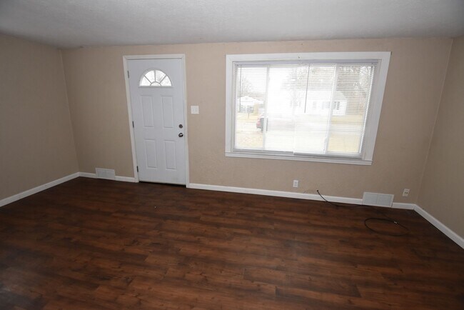 Building Photo - 3 bed 1 bath home in the Riverside/Keller park area