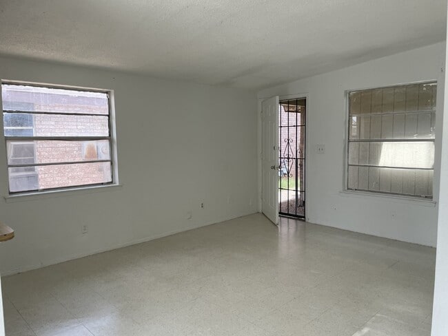 Building Photo - 8153 Saint Andrew AptC