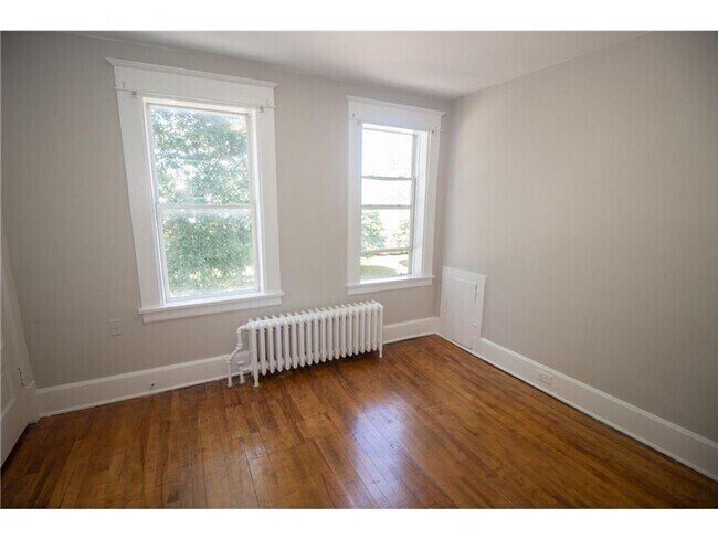 Building Photo - 322 Pierce St N