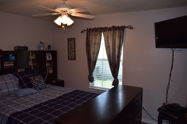 Building Photo - AUG PRE-LEASE! 3 Bed/3 Bath Duplex with Huge Backyard!