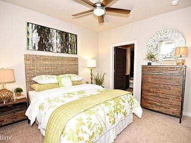 Building Photo - 2000 E 7th St