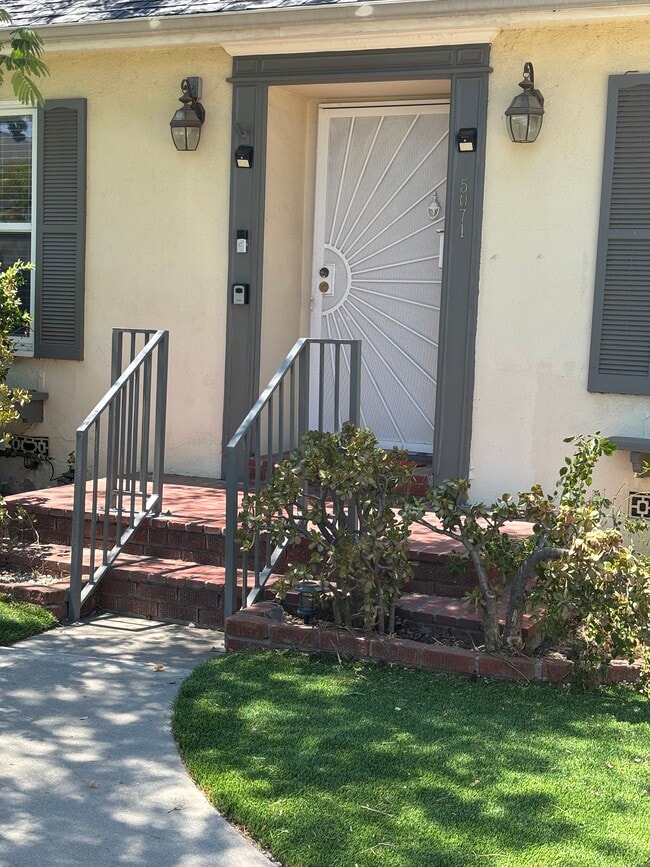 Foto del edificio - 5071 Enfield Ave