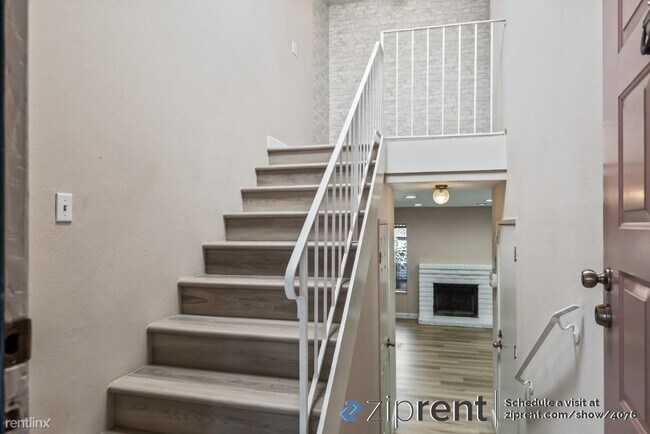 Building Photo - 3 br, 2.5 bath Townhome - 35632 McCarty Co...