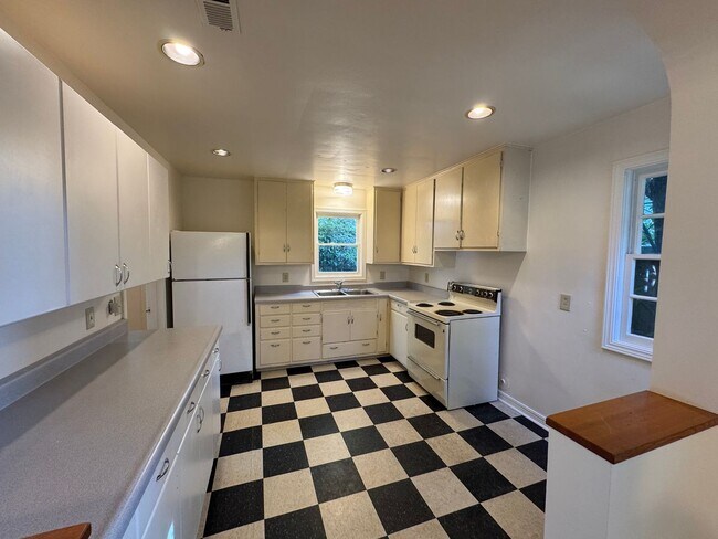 Foto del edificio - 3 Bedroom House in Southwest Eugene