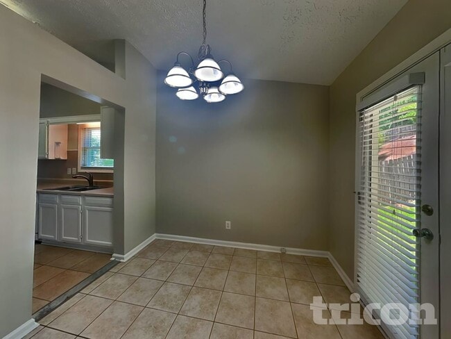 Foto del edificio - 811 Riverstone Ln