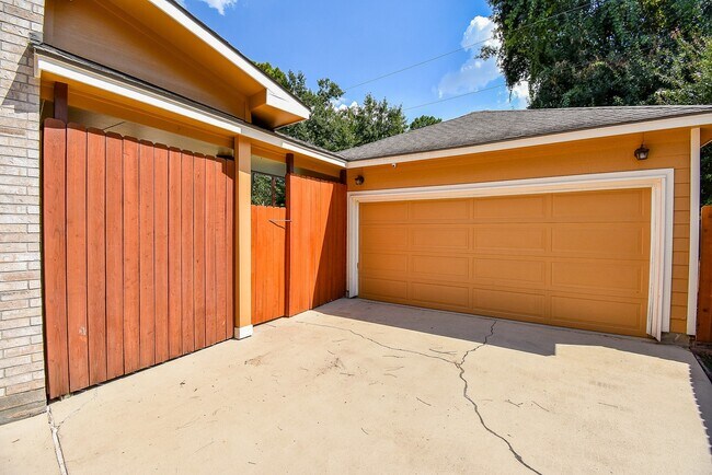 Building Photo - 8315 Mentmore Dr