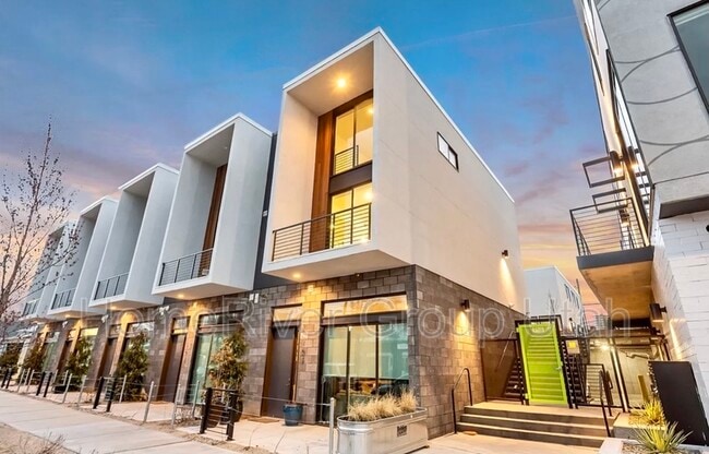 Building Photo - 877 S 200 W