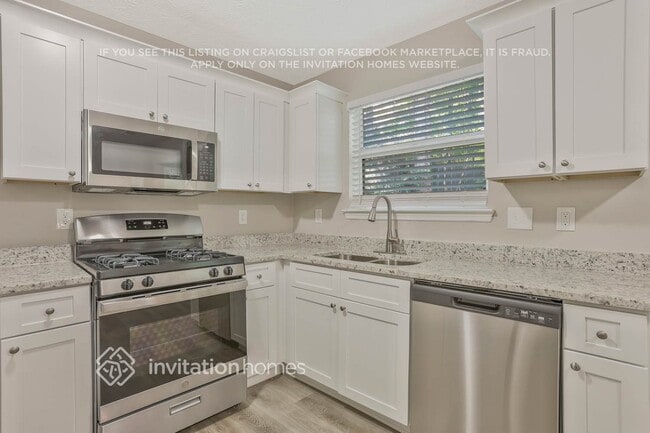 Building Photo - 690 Greenhedge Dr