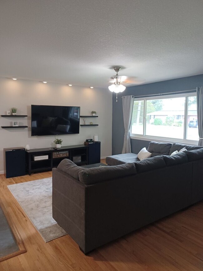 Foto del edificio - Beautifully renovated home in Birchwood Gardens