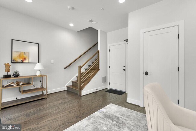 Foto del edificio - 820 Thompson Cres