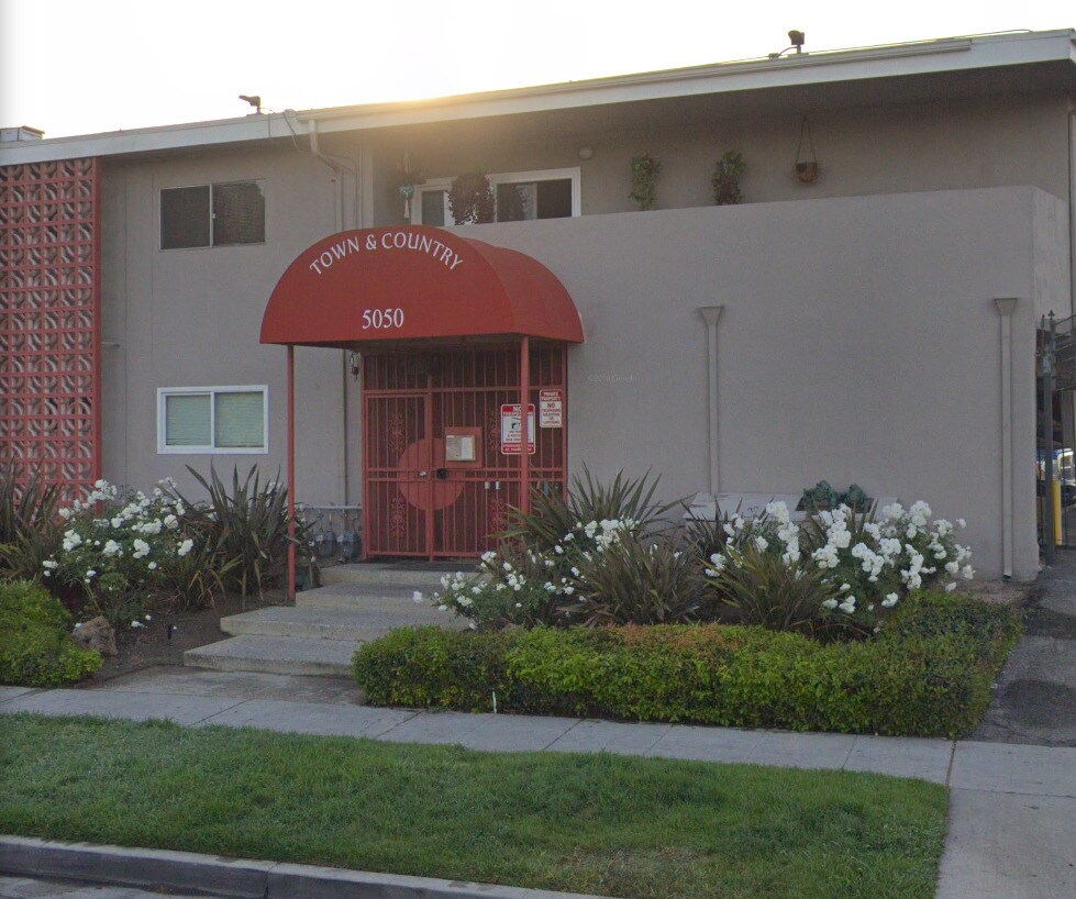 Primary Photo - 5050 Linden Ave