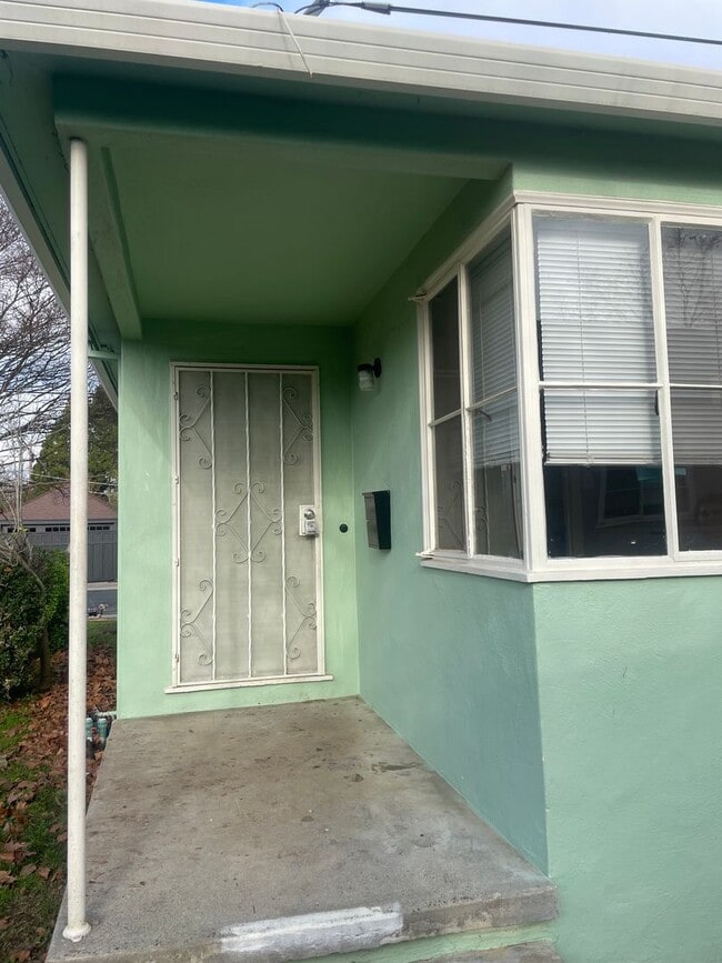 Foto del edificio - East Sacramento 1br Duplex for Rent $1,750.00