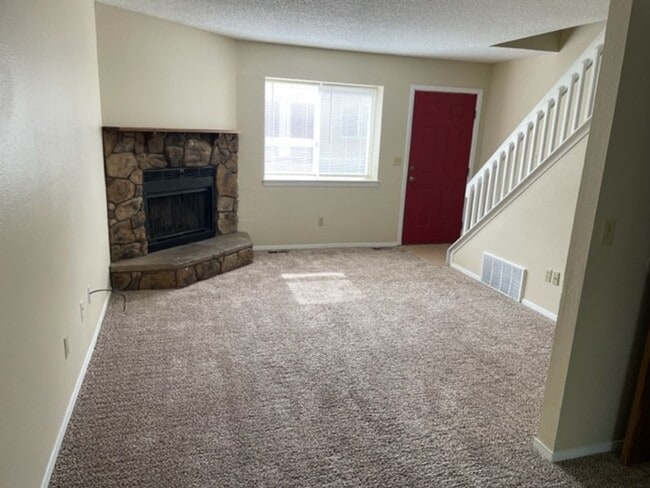 Foto del edificio - LA JOLLA 2BD TWO-STORY TOWNHOME CONVENIENT...