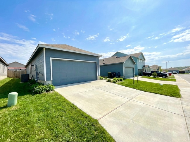 Building Photo - **APPLICATION RECEIVED** *MOVE IN SPECIAL* Charming 3-Bedroom Home with Fenced Yard & Full Applia...