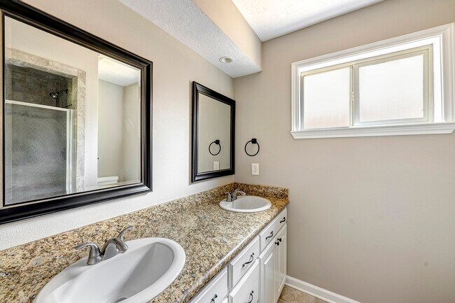 Building Photo - 9619 Emnora Ln
