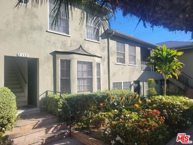 Foto del edificio - 8551 Holloway Dr