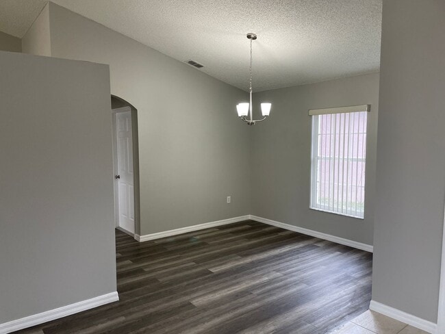 Building Photo - Lovely Home