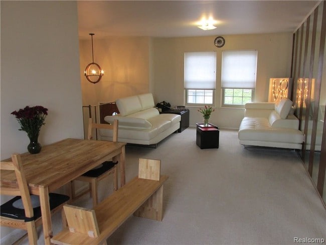 Building Photo - 2929 Roundtree Dr