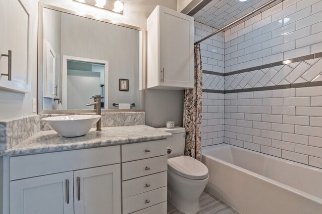 Building Photo - Stylish 2BR/2.5BA Townhome in Prime East Dallas – Attached Garage, Unbeatable Location