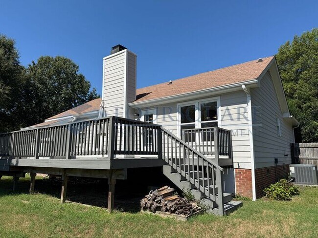Foto del edificio - Charming Ranch Home with Large Deck, & Fenced Yard in Raleigh, NC
