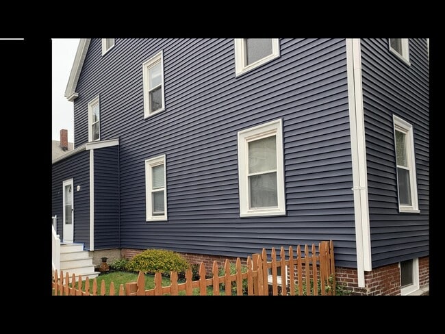 Building Photo - 527 Ashmont St