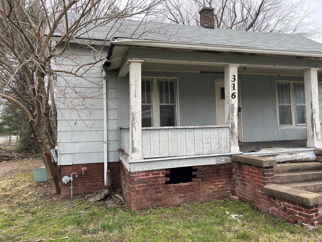 Primary Photo - Handy Man Special! - $230 Month / $300 Down