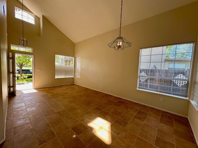 Foto del edificio - Located across the street from park, Walk to School