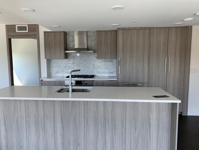 Building Photo - 503-8800 Hazelbridge Way