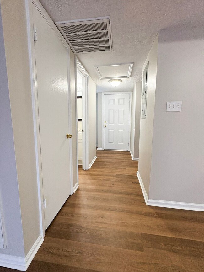 Foto del edificio - First Two Weeks: 3 Bedroom 3 Bathroom- Sma...