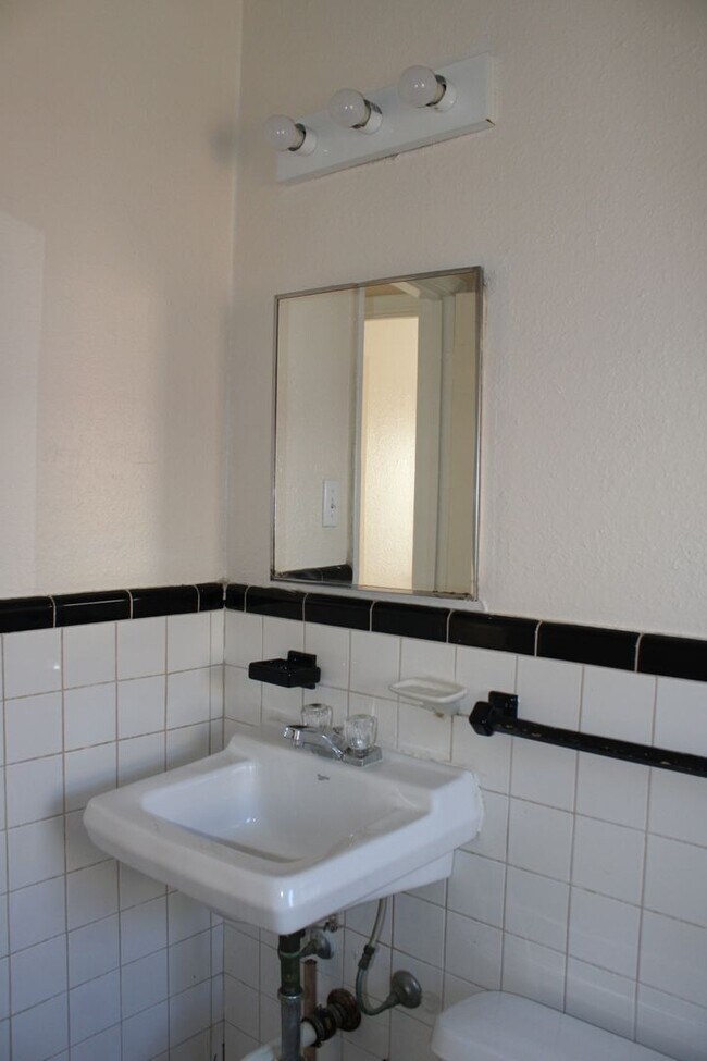 Foto del edificio - Close to Tinker * Promo First Full Month Free!