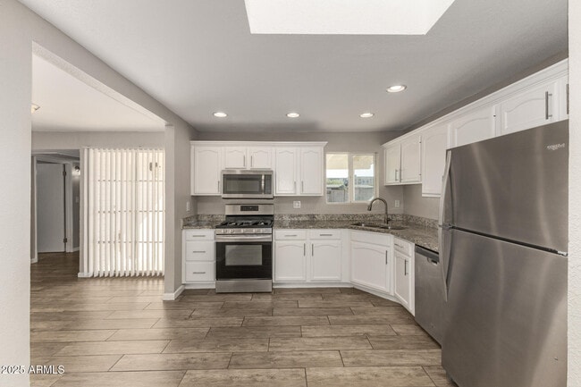 Building Photo - 2025 E Don Carlos