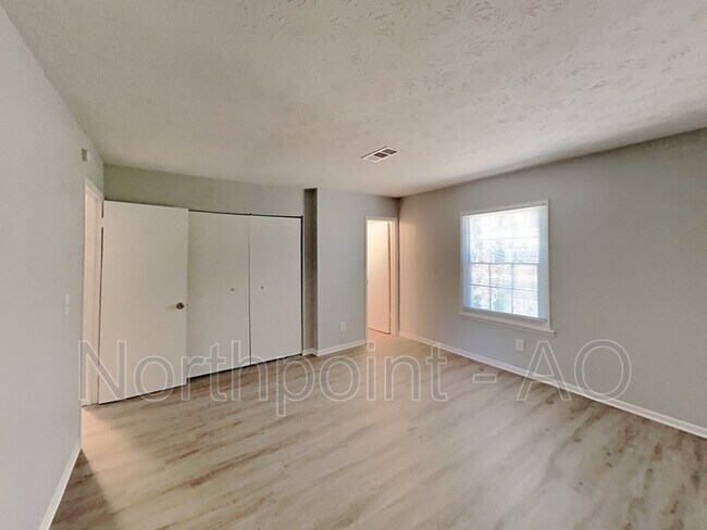 Building Photo - 416 Plainville Dr SW