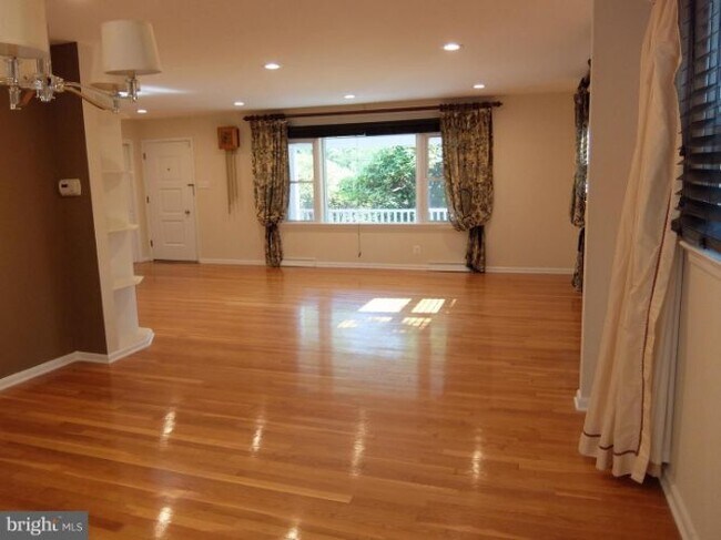 Building Photo - 12 Shady Brook Ln