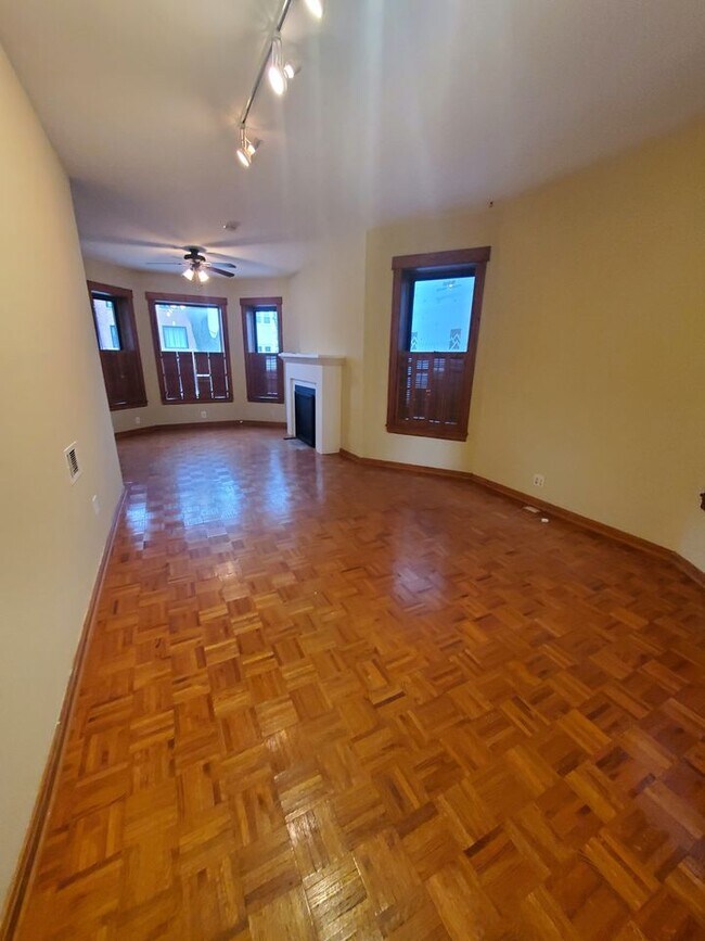 Foto del edificio - 2452 N Francisco Ave