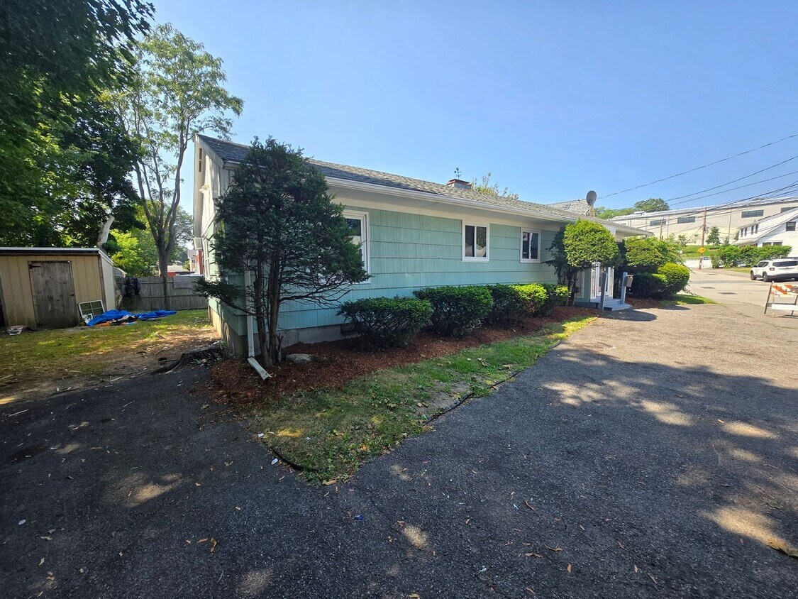 Primary Photo - 4 Bd 1.5 Bath Single Family House in Hyde Park Available 12/1