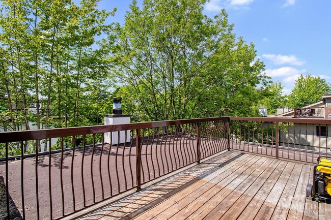 Building Photo - Spacious 3-Bedroom Townhouse at Suncreek E...