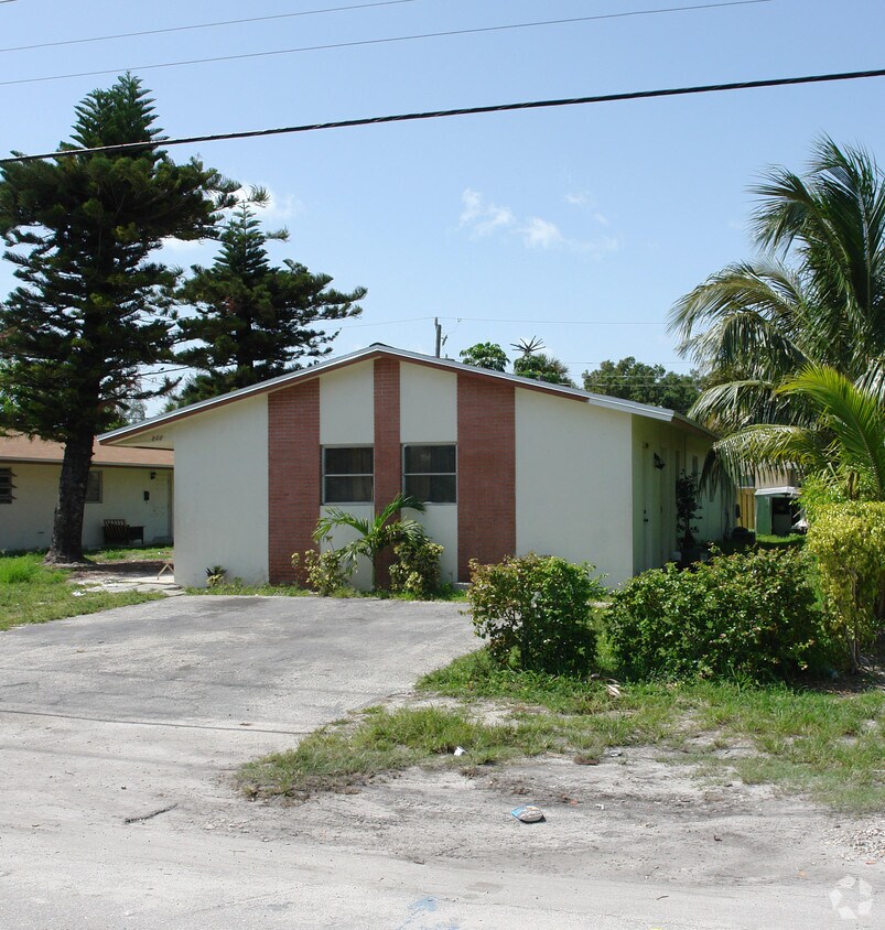 Foto del edificio - 804-808 SW 28th St