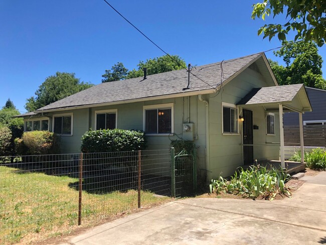 Building Photo - 2-Bed, 1-Bath, Bungalow