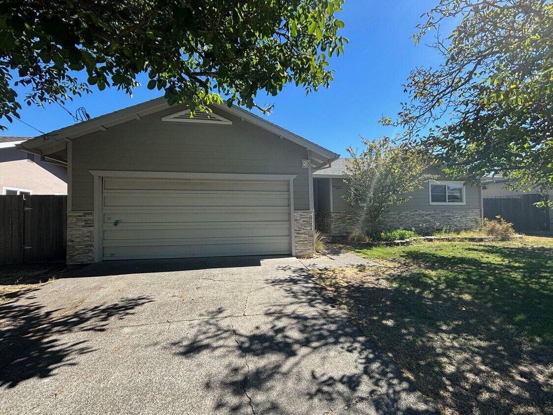 Foto principal - Updated 3 Bedroom 2 Bathroom Single Family...