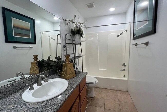 Building Photo - "Chic 1-Bed Oasis with Hardwood Floors & C...