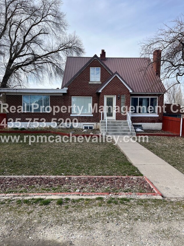 Primary Photo - 5 Bedroom Home in Logan!