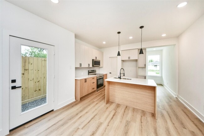 Building Photo - 932 South Ln