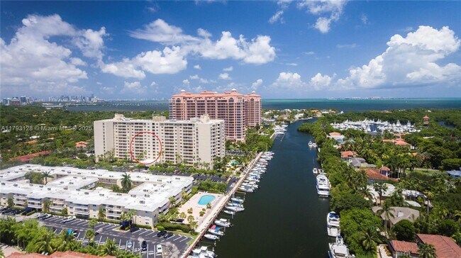 Foto del edificio - 90 Edgewater Dr