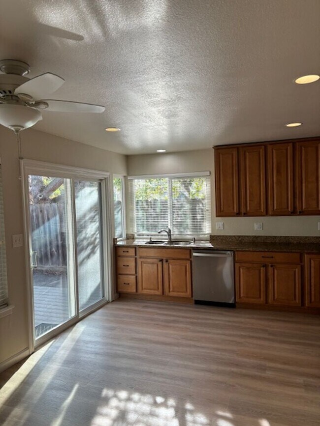 Building Photo - Quaint and Adorable Single Story House in ...